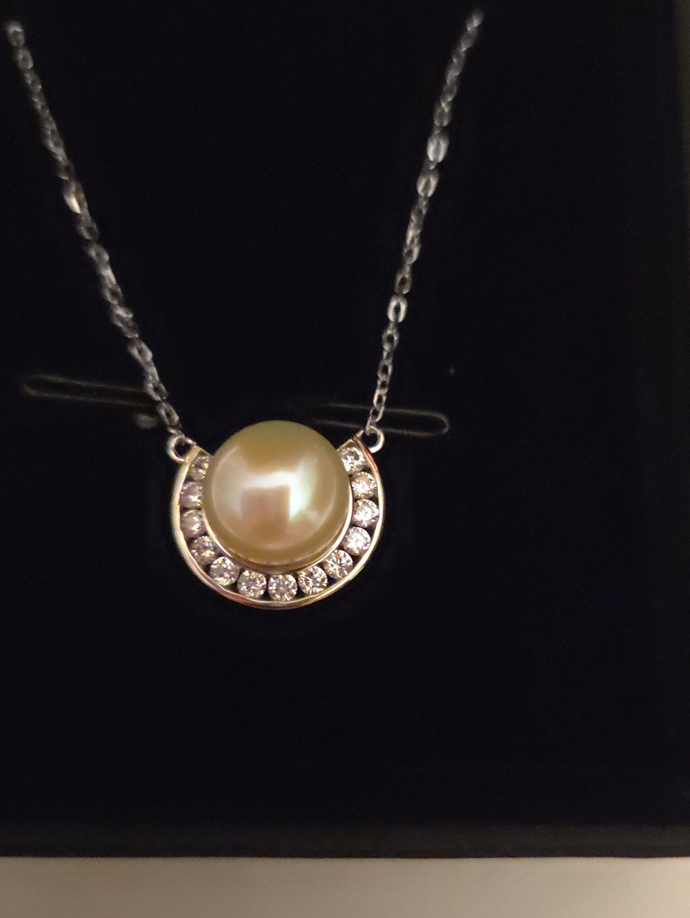 Elegant sterling silver necklace with cultered pearl pendant